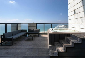 YalaRent sea-breeze penthouse with jacuzzi